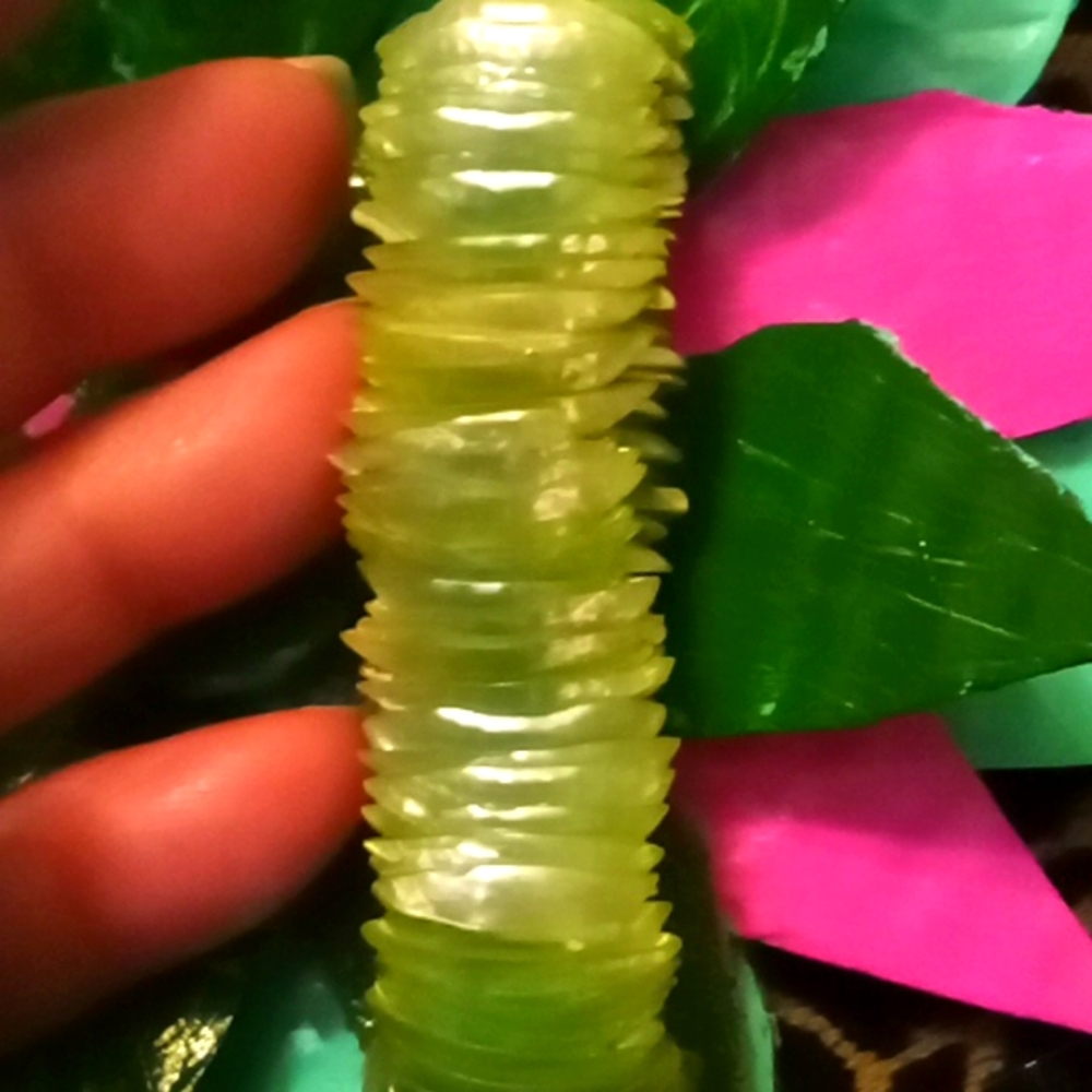 Beautiful "jade green shell" stretch bracelet